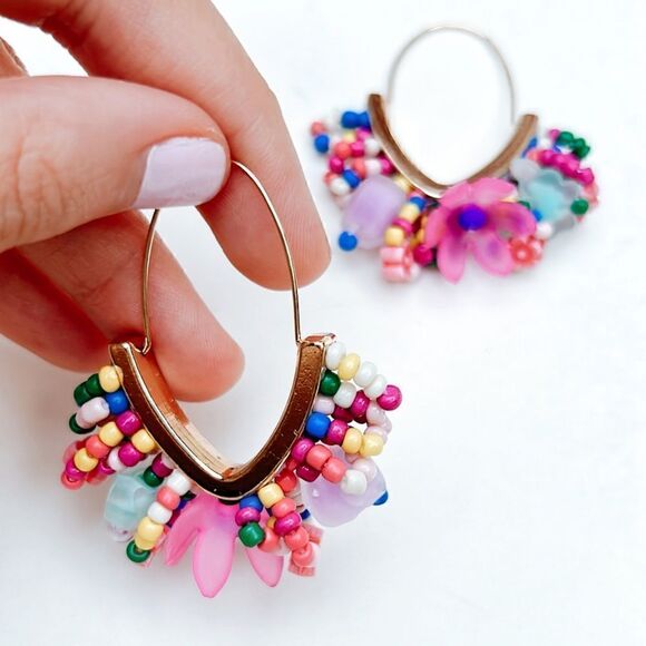 beaded flower hoop earrings H3 - Picture 2 of 2